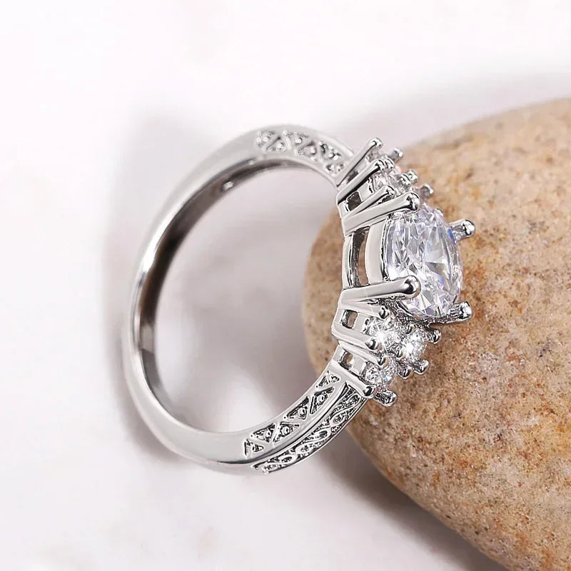 Trendy Women Wedding Rings with Brilliant Cubic Zirconia Crystal Temperament Female Accessories for Party Fashion Jewelry