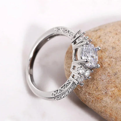 Trendy Women Wedding Rings with Brilliant Cubic Zirconia Crystal Temperament Female Accessories for Party Fashion Jewelry